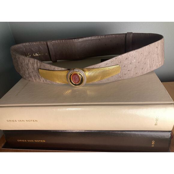 Judith Leiber Incredible Grey Ostrich Leather Belt Gold Roman Cameo Onyx Buckle - Picture 3 of 8